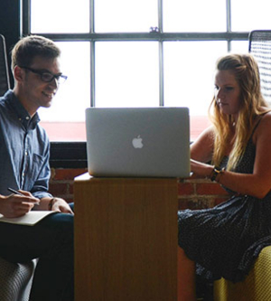 Imagen de un hombre y mujer mirando el ordenador portátil 