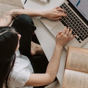 Imagen de una chica tecleando en su ordenador portátil