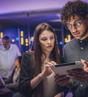 Imagen de empleados mirando una tablet