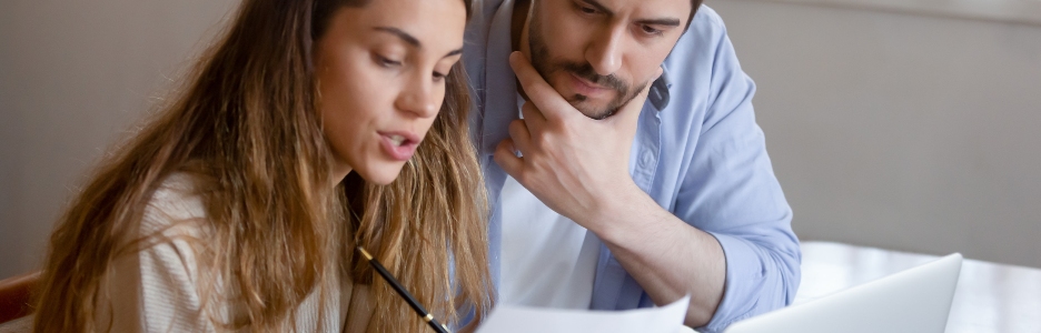 Imagen de una pareja haciendo contabilidad en un papel