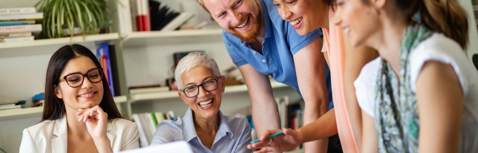 Imagen de grupo de exitosos y felices empresarios multiétnicos que trabajan en equipo en la oficina en reunión