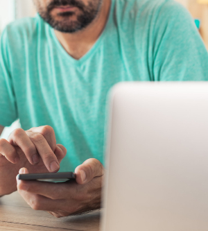 Imagen de un hombre tecleando en su teléfono móvil
