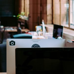 Imagen de ordenadores en una oficina