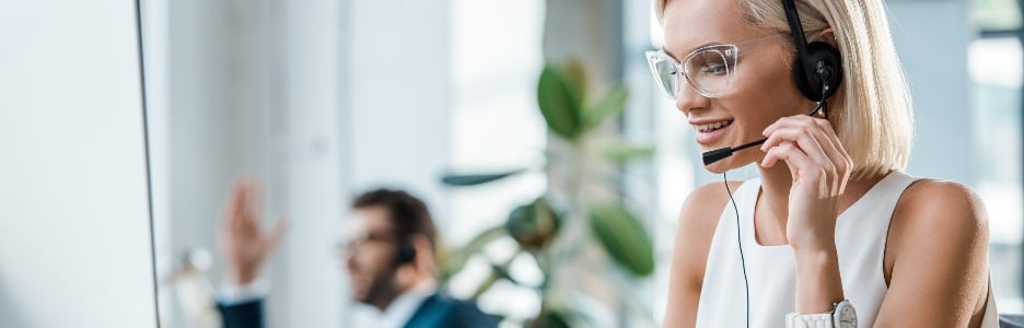 Imagen de una mujer utilizando un dispositivo electrónico, un ordenador portátil