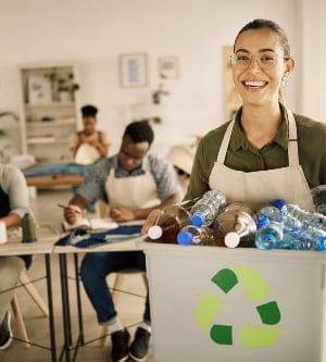 Imagen de un grupo de personas en un taller utilizando plástico reciclado