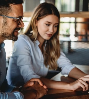 Imagen de 2 personas de negocios trabaja tecnología tableta concepto de trabajo en equipo corporativo en línea