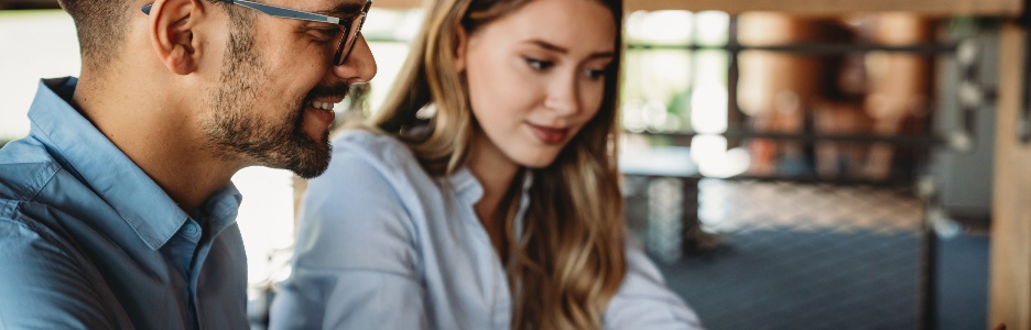 Imagen de 2 personas de negocios trabaja tecnología tableta concepto de trabajo en equipo corporativo en línea