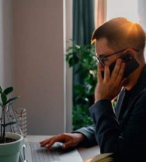 Imagen de una persona sacando ideas de negocio haciendo investigación online