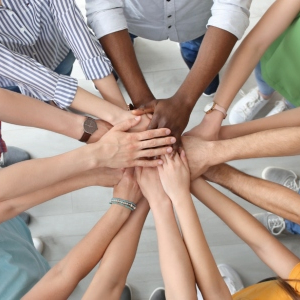 Imagen de un grupo de personas mostrando solidaridad