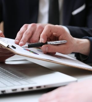 Imagen de una persona corrigiendo errores financieros en un papel