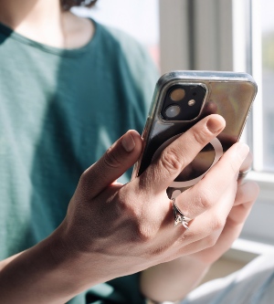 Imagen de unas manos con un móvil