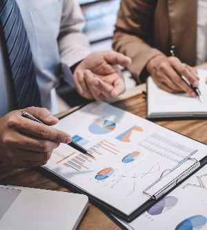 Imagen de personas analizando números para combatir inflación empresa