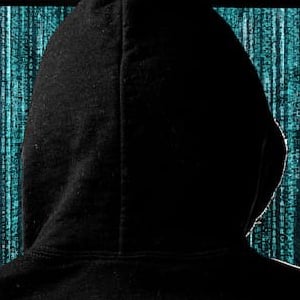 Imagen de una persona en capucha simbolizando el fraude del CEO