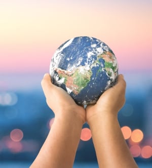 Imagen de una persona con el mundo en la palma de sus manos