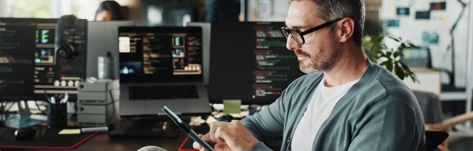 Imagen de un programador, empresario y gerente investigando en una tablet sobre desarrollo de software, desplazamiento o actualización de código en línea, tecnología digital, e ingeniero experimentado diseñando la interfaz de usuario (UI) de un sitio web y una aplicación en una startup creativa