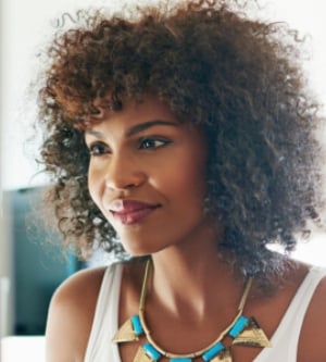 Imagen de una mujer con un collar