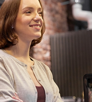 Imagen de una mujer en la oficina familiar