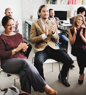 Imagen de un grupo de empleados participando en una formación de aprendizaje