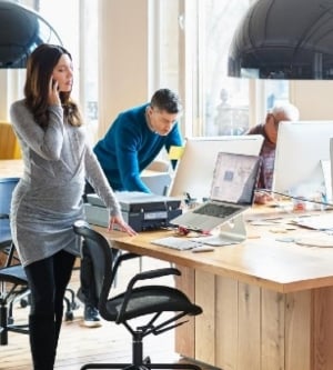 Imagen de técnicos arreglando ordenador