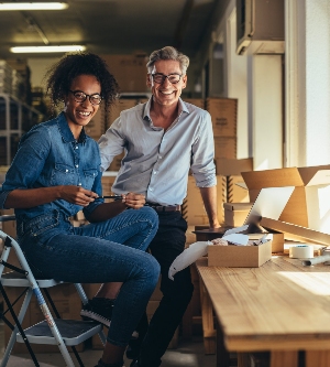 Imagen de dos trabajadores posando para la cámara