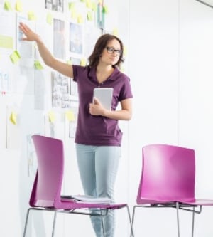 Imagen de mujer dando una reunión en su despacho