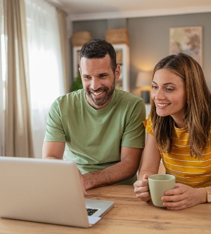 Imagen de una pareja leyendo en su ordenador portátil