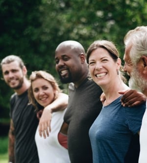 Imagen de un grupo de personas sonriendo