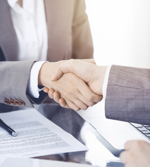 Imagen de dos personas dando un apretón de manos ante un acuerdo