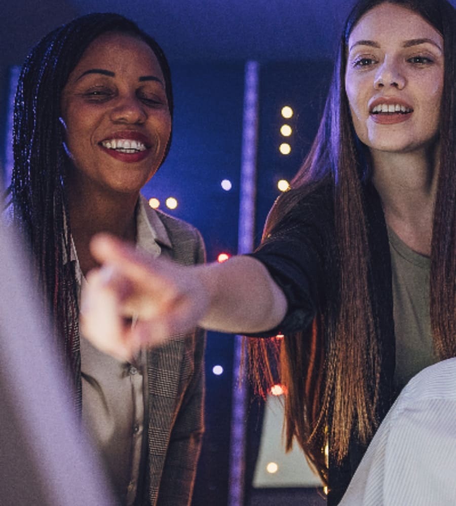 Imagen de empleados trabajando en el sector de la ciberseguridad