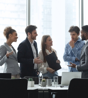 Imagen de un grupo de empleados teniendo una charla en el trabajo