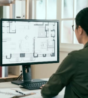 Imagen de un profesional haciendo arquitectura en su ordenador