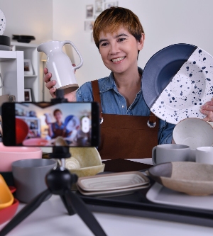 Imagen de una mujer haciendo social selling con un teléfono móvil grabandose