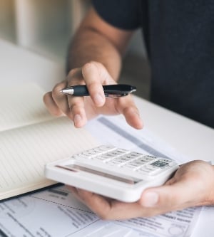 Imagen de un hombre utilizando una calculadora