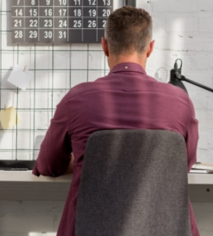 Imagen de un hombre teletrabajando