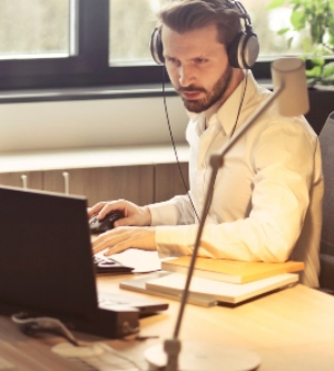 Imagen de un hombre trabajando con su ordenador portátil