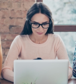 Imagen de personas tomando notas con diferentes herramientas de trabajo