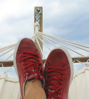 Imagen de una persona tumbada sobre una hamaca