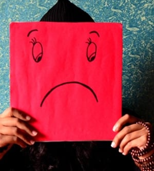 Imagen de una persona simbolizando la depresión con una caja de color rojo