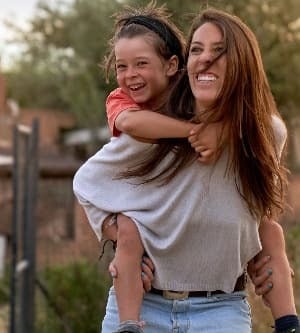 Imagen de una madre jugando con su hija