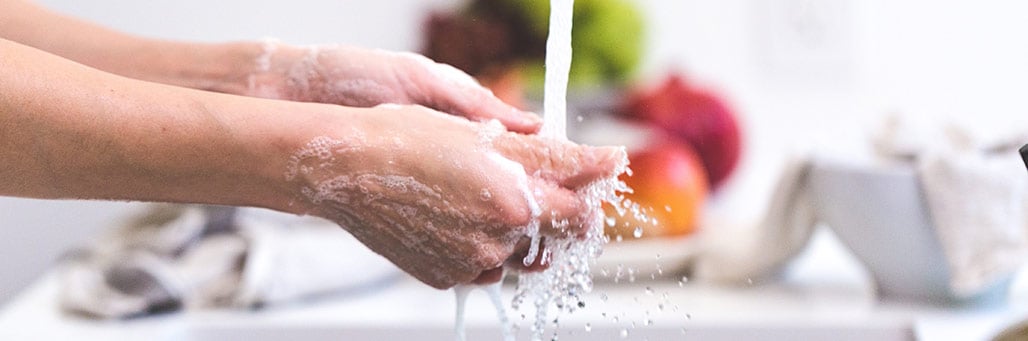 Imagen de una persona lavando sus manos