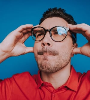 Imagen de un hombre con gafas pensativo