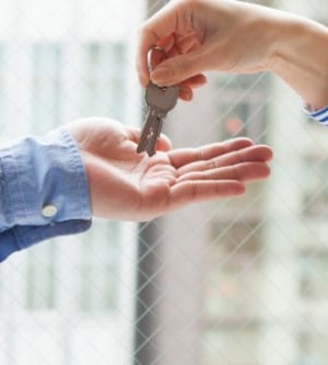 Imagen de una persona entregando las llaves de su piso