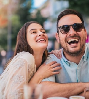 Imagen de una pareja pasándoselo bien juntos