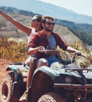 Imagen de una pareja conduciendo una quad