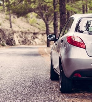 Imagen de un coche que refleja los documentos necesarios para viajar por Europa en coche