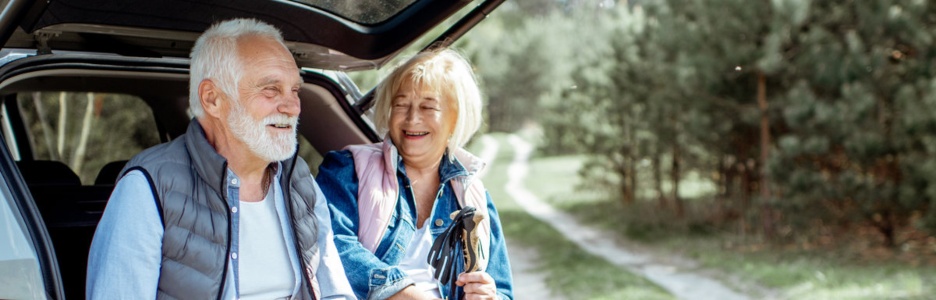 Imagen de una pareja de jubilados hablando en el coche