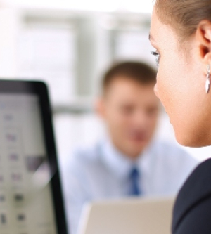 Imagen de una trabajadora trabajando con su ordenador