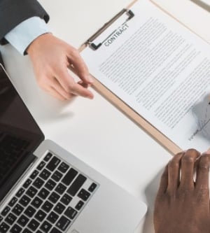 Imagen de un gestor firmando un contrato