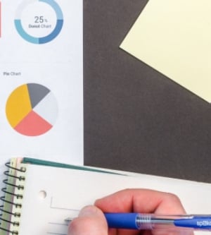 Imagen de una persona tomando notas de su plan de plan de negocio en una hoja de papel