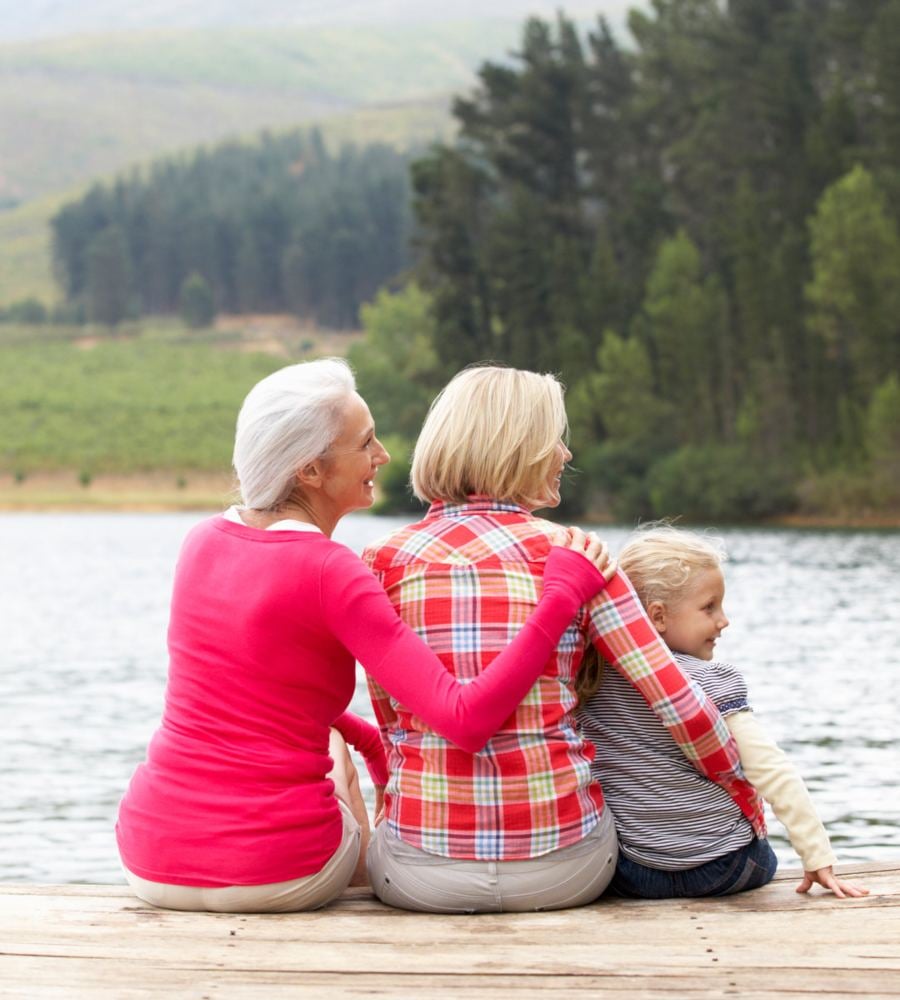 Imagen de tres generaciones de mujeres en un lago